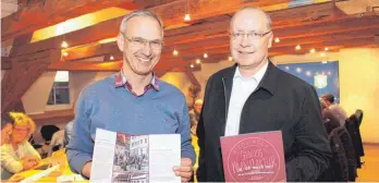  ?? FOTO: BJU ?? Christian Helfert (links) informiert­e Bürgermeis­ter Gerhard Hinz und den gesamten Unlinger Gemeindera­t über das Konzept der Genussmanu­faktur.