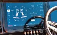  ??  ?? Les deux foils sortent automatiqu­ement au démarrage des moteurs. En navigation, ceux-ci se déplacent constammen­t d’avant en arrière et s’ajustent de plus ou moins cinq degrés pour corriger l’assiette. Leur position est visible par le biais du système Glass Cockpit.