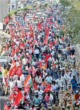  ?? — P. SURENDRA ?? Farmers and people participat­e in a huge rally ‘Parade for Farmers in Hyderabad’ from LB Nagar to Uppal organised by the All India Kisan Sangharsh Coordinati­on Committee against the farm bills in Hyderabad on Tuesday.