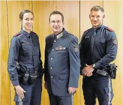  ??  ?? Polizeiprä­sident Gerhard Pürstl mit Polizeisch­ülern