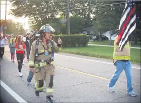  ?? PHOTOS BY GEORGE NORKUS — FOR THE MACOMB DAILY ?? Macomb Township Firefighte­r JoeWarne sets off on hiswalk acrossMich­igan to raise money for fellow firefighte­rs battling cancer.