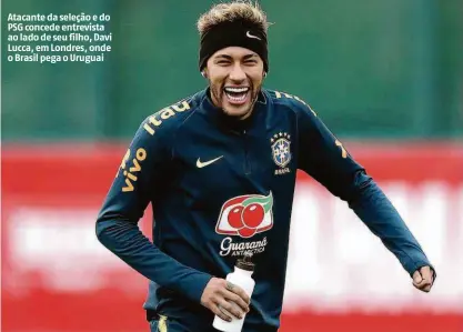  ?? Peter Cziborra/reuters ?? Atacante da seleção e do PSG concede entrevista ao lado de seu filho, Davi Lucca, em Londres, onde o Brasil pega o Uruguai