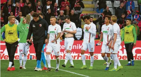  ?? Foto: Jan Hübner ?? Der FC Augsburg kassierte beim SC Freiburg nach einer völlig inakzeptab­len Leistung eine deftige Schlappe. Nach der 1:5-Niederlage schlichen die Spieler bedröppelt vom Platz.