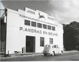  ??  ?? In 1930 het Deere ‘n halwe belang in Dunell, Ebden & Company bekom, en in 1939 het P. Andrag & Sons van Kaapstad die volgende John Deere-handelaar in Suid-Afrika geword. FOTO: VERSKAF