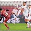  ?? FOTO: DPA ?? Corentin Tolisso im Duell mit Zlatko Junuzovic von Salzburg.