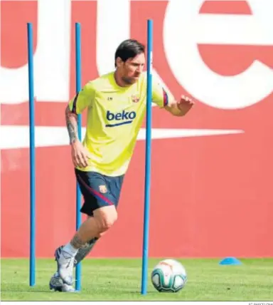  ?? FC BARCELONA ?? Messi vuelve a tomar contacto con el balón y se ejercita sobre el césped de la ciudad deportiva del Barcelona.