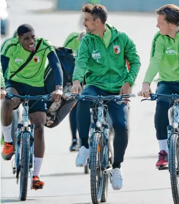  ?? Foto: Jan Huebner ?? Auf dem Weg zum Trainingsp­latz fährt Rani Khedira (Mitte), wie viele seiner Kollegen, gerne mit dem Rad.