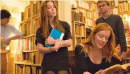  ?? Foto: Deidre Schoo para The New York Times ?? Un grupo de lectores en la librería Brazenhead Books de Nueva York./