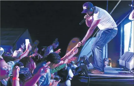  ?? Pictures: SINO MAJANGAZA ?? STRIKING THE RIGHT CHORDS: Zola 7 performing at the Native Summer Party. Below, Thousands of music lovers converged in Mthatha for the Native Summer Party