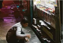  ?? Mark Lennihan / Associated Press 2005 ?? A newsstand worker bundles unsold papers in New York’s Times Square. About 360 newspapers have closed since 2019.