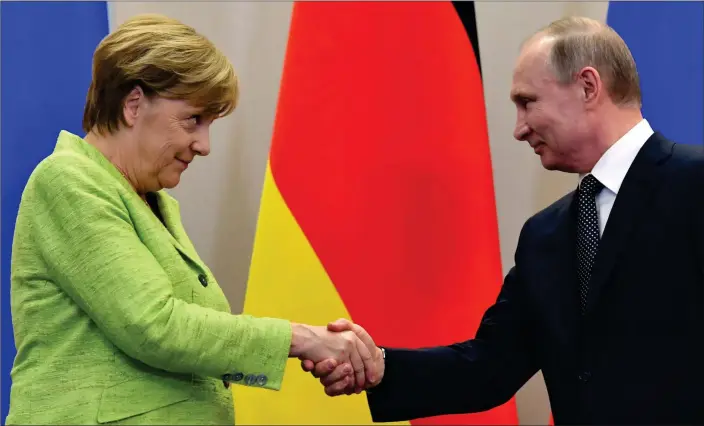  ?? FOTO: AFP-LEHTIKUVA / ALEXANDER NEMENOV ?? Att Vladimir Putin var nöjd över att Tysklands förbundska­nsler Angela Merkel återvände till Ryssland efter en paus på två år var tydligt.