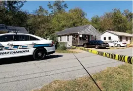  ?? STAFF PHOTO BY SHELLY BRADBURY ?? Chattanoog­a police officers investigat­e a fatal shooting Monday at a home at 5003 Florida Ave.