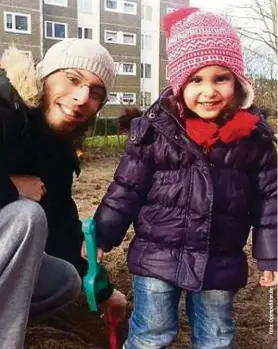  ??  ?? Ein Bild aus glückliche­n Tagen: Danish Farooqi mit seiner Tochter Aaliya
