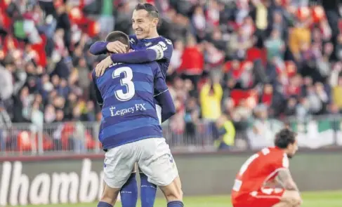  ?? ?? El mexicano Andrés Guardado es felicitado tras marcar el gol que le dio el triunfo al Betis.