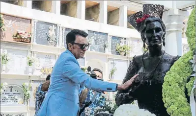  ?? KCS / GTRES ?? José Ortega Cano, junto a la tumba de Rocío Jurado en el cementerio de Chipiona