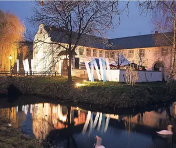  ?? FOTO: OPEN MIND MANAGEMENT-SERVICE ?? Mit vielen Lichtern und Fahnen sieht die Dorenburg inmitten des Museumsgel­ändes besonders schön aus. Am Abend erleuchten Feuerkörbe und Fackeln die Wege zwischen den historisch­en Fachwerkhä­usern.