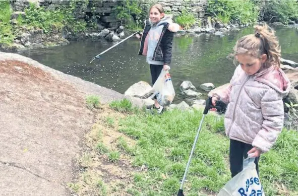  ??  ?? Hannah and Orlaith collecting litter along the Dighty Burn.