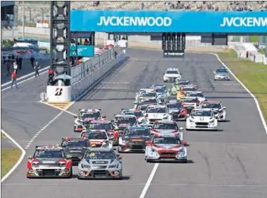  ??  ?? IGUALDAD. Durante 2018, los siete fabricante­s que participar­on en el WTCR ganaron al menos una carrera.