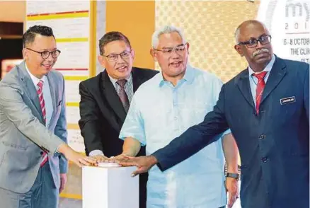 ?? PIX BY ASYRAF HAMZAH ?? Urban Wellbeing, Housing and Local Government Minister Tan Sri Noh Omar (second from right) and New Straits Times Press (M) Bhd (NSTP) chief executive officer Datuk Abdul Jalil Hamid (second from left) at the launch of the MyRumah Property Showcase...