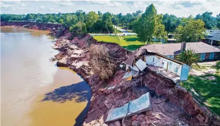  ?? Mark Mulligan photos / Houston Chronicle ?? A house hangs off the bank of the Brazos River in Simonton. Before Harvey, it was condemned but not falling down into the river.