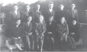  ??  ?? 冯铉（后排右二）在大连情报处与苏联同­志合影