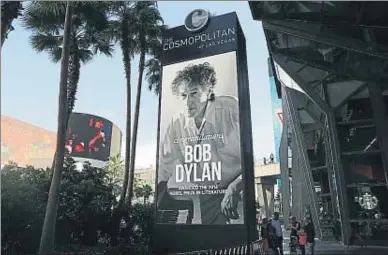  ?? JOHN LOCHER / AP ?? Un Nobel en Las Vegas: un cartel anunciador del primer concierto ofrecido por Dylan tras el premio