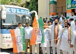  ?? — P. SURENDRA ?? TPCC president N. Uttam Kumar Reddy flags off buses arranged by the Congress for guest workers to take them back to their native places in Bihar, at Gandhi Bhavan on Saturday.