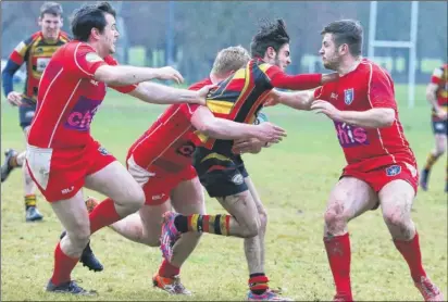  ?? Pictures: Warwick Baker ?? Left, Ashford take on Lewes during their 39-17 defeat on Saturday. Right, Shaun Woolford touches down for Ashford in the first half