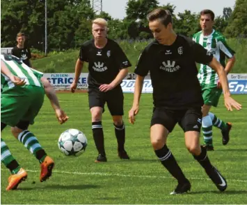  ?? Foto: Brugger ?? Elias Oberling (links) und Matthias Beck machen es vor. Sie haben sich im Gundelfing­er Kreisliga-Team durch gute Leistungen für höhere Aufgaben empfohlen und rücken im Sommer in den Landesliga-Kader auf.