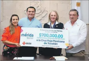  ??  ?? La entrega del donativo del Ayuntamien­to de Mérida a la Cruz Roja Mexicana para la compra de una ambulancia: Diana Castillo Laviada, presidenta del DIF municipal; el alcalde Renán Barrera Concha; Michelle Byrne de Rodríguez y Javier Evia Góngora, delegada y presidente del Consejo de la Cruz Roja yucateca