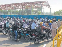  ?? YOGENDRA KUMAR/HT PHOTO ?? ■
Vehicular pile-up has become a regular occurrence on Delhi’s border with Gurugram since the lockdown was eased, and inter-state movement allowed with states’ consent.