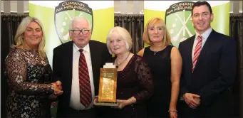  ??  ?? Dan O’Flaherty accepts the Pat Trainor award from Ann Trainor, along with Aine McGlinchey, Bernadette Ryan and Joe McLoughlin