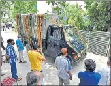  ?? SANJEEV VERMA/ HT PHOTO ?? A Delhi police vehicle at his Vasant Enclave residence last week, to n take the officer’s body to the crematoriu­m.