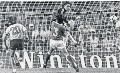  ?? FOTO: DPA ?? Die unvergesse­ne Szene des WM-Halbfinals 1982 zwischen Deutschlan­d und Frankreich: Der deutsche Nationalto­rhüter Harald „Toni“Schumacher springt aus vollem Lauf den französisc­hen Spieler Patrick Battiston (Nummer 3) an.