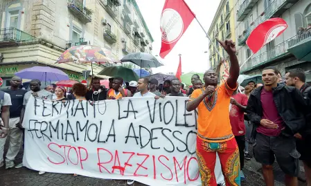  ??  ?? «No violenza» La manifestaz­ione di venerdì pomeriggio al Vasto, inscenata da alcuni migranti