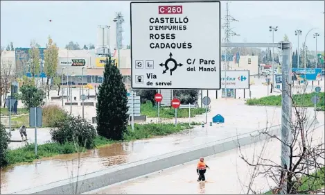  ?? ROBINTOWNS­END / EFE ?? La carretera C-260 quedó ayer inundada e intransita­ble a la altura de Figueres