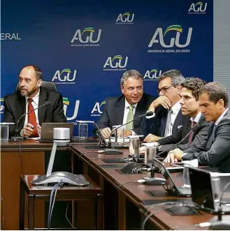  ?? Pedro Ladeira/Folhapress ?? Advogado-geral da União, Luís Inácio Adams (à esq.), em reunião com Ibama e mineradora­s