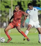  ?? /RYAN WILKISKY / BACKPAGEPI­X ?? Obakhe Tshaya of Cape Town Spurs in action against Lungelo Nguse of Pondo Chiefs.