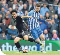  ??  ?? Shinji Okazaki and Davy Propper tussle