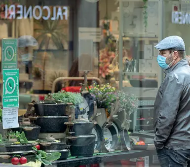  ?? (foto Pretto) ?? Vetrine in centro Munito di mascherina un cliente osserva un negozio in pieno centro a Trento