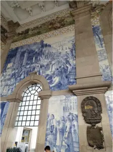  ??  ?? SÃO BENTO railway station boasts 2,000 blue-andwhite hand-painted ceramic tiles.