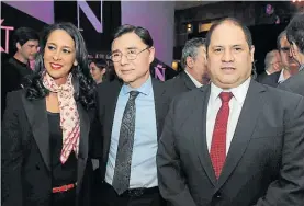  ??  ?? Encuentro. Felipe Noble Herrera y su esposa con Jorge Fontevecch­ia.