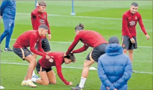  ?? ?? Nahuel Molina y Felipe juegan con João Félix durante el entrenamie­nto de ayer en el Cerro, antes de viajar a Oporto.