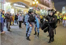  ?? Picture:REUTERS ?? OPPOSING DRAFT: Russian law enforcemen­t officers detain a person in Moscow on Wednesday during an unsanction­ed rally after opposition activists called for street protests against President Vladimir Putin's mobilisati­on of reservists