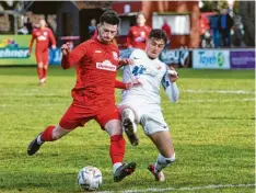  ?? Foto: Gerd Jung ?? Rains Kapitän Michael Senger gab die Vorlage (Freistoß) zum Tor von Tim Härtel gegen den SV Heimstette­n im jüngsten Liga-Spiel der Rainer. Auch gegen Pipinsried will das Team drei Punkte holen.