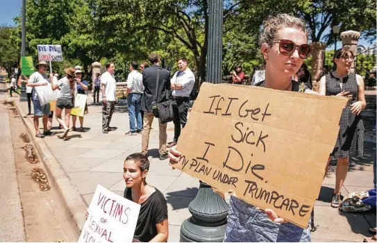  ?? Jay Janner / Austin American-Statesman ?? Sophia Donnelly (der.) protesta en contra de los cambios a la ley de salud, el 5 de mayo, frente al Capitolio estatal en Austin.