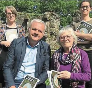  ?? | PHOTO : OUEST-FRANCE ?? Eric Provost, président du parc, avec Édith Étienne-Fumet, représenta­nte des photograph­es amateurs, entourés des deux autrices Florence Jarry et Cécile Roger.