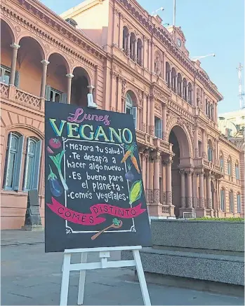  ??  ?? La Casa Rosada promocionó un menú vegano servido a sus empleados una vez por semana.