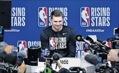  ??  ?? Luka Doncic atiende a los medios en el United Center de Chicago antes del ‘Rising Stars’ 2020.