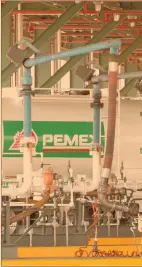  ??  ?? Antes de la reforma energética, Pemex detentaba el monopolio del transporte de combustibl­es, a través de sus pipas.
